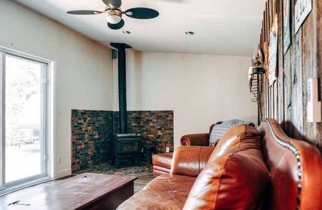 Historic Log Cabin: Country Escape