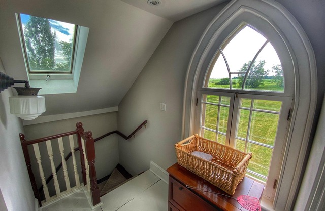 Historic Loyalist Lakehouse Quiet Waterfront Escape 3.5 Acres & 300’ Shore!