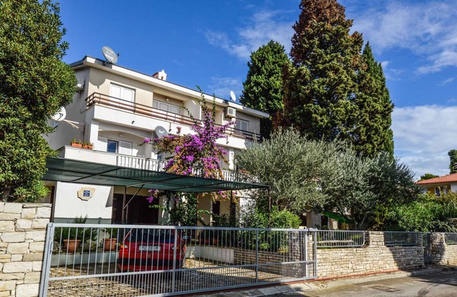 Holiday Pula Persons