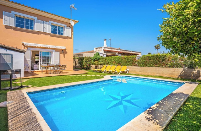 Holiday Home Casa las Bahias with Pool, Wi-Fi, A/C, Terrace & Garden; Parking Available
