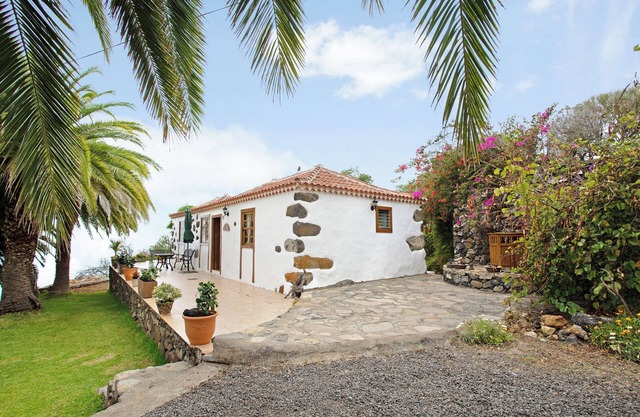 Holiday Home 'Casa Rural Ciso' with Sea View, Private Garden and Wi-Fi