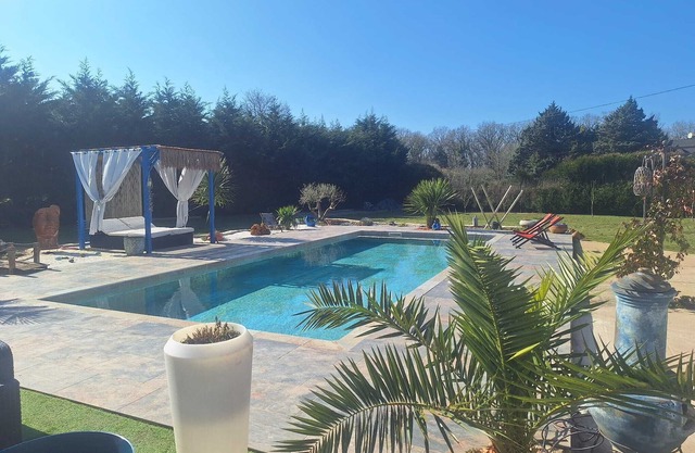 Holiday Home 'Villa Pool Jacuzzi and Pétanque' with Pool, near La table du 6