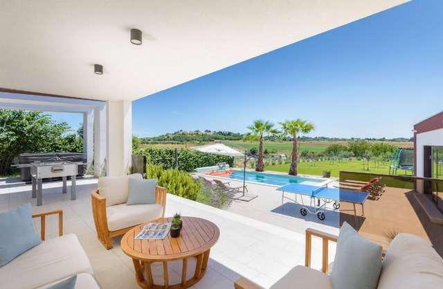 Holiday house Pula for 1 - 9 persons with 3 bedrooms - Holiday home