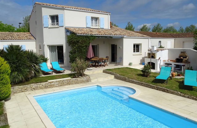 Holiday house with heated pool