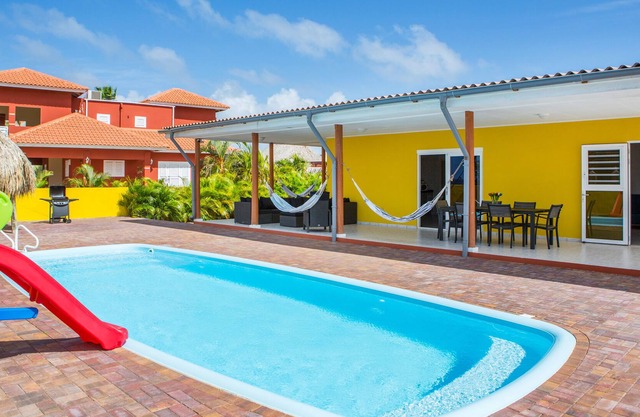 Holiday Villa with privat pool 2 minutes from the beach .