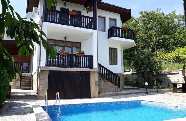 HOLLY - Quiet guest house with seaview and a pool