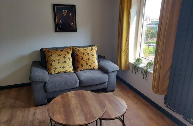 Holyrood New Apartment - newly refurbished apartment with parking space