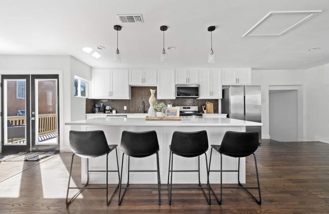 Home away from home.Minutes to everything Dallas!