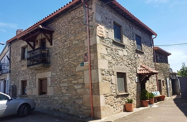 Homerez - Nice house for 8 ppl. with garden and terrace at Pereña de la Ribera