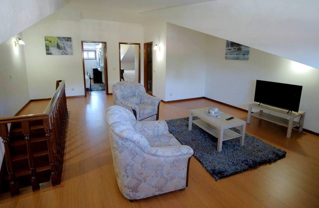 Homerez - Spacious house for 8 ppl. with balcony at Santa Maria da Feira