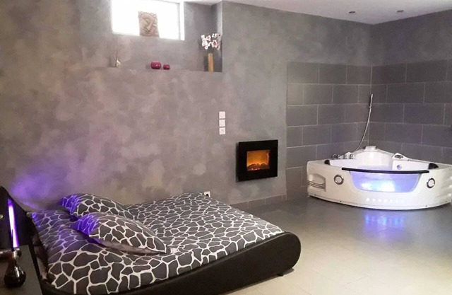 Homerez - Studio in Baixas with Jacuzzi