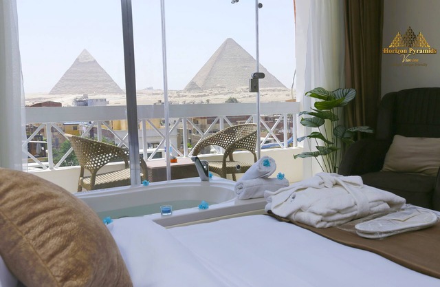 Horizon Pyramids view inn