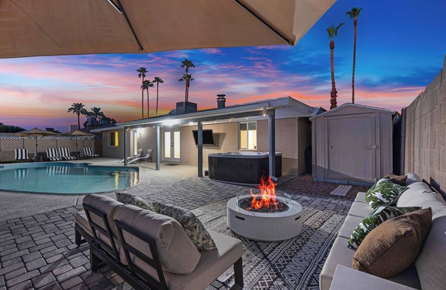 Hot Tub & Pool Getaway Near the Lakes – Prime Spot