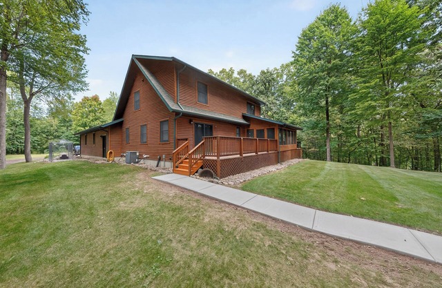 Hot tub, sleeps 14, secluded