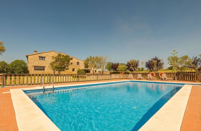 House ideal for families and paddle fans. With large garden and pool