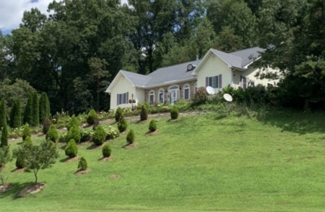 House with private ￼apartment, latest appliance,View,flowers, Creekside.