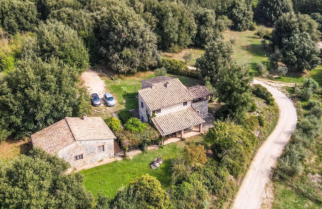 House with private pool in Umbria, 90 kms northern Rome. 6 bedrooms.