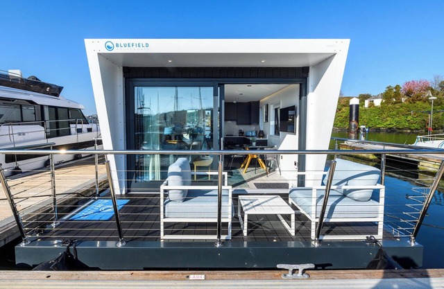 Houseboat at Castlepark Marina, KinsalenUnique on the water living experience