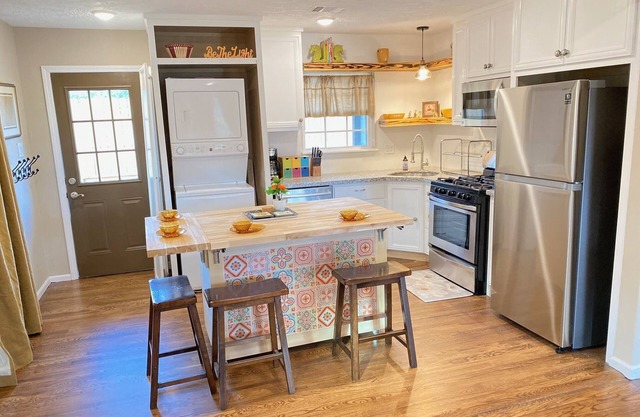 Houston Cozy Cottage Home, Dog Friendly Home Gated