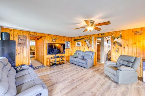 Hunt, Fish and Hike Home with Deck in Encampment