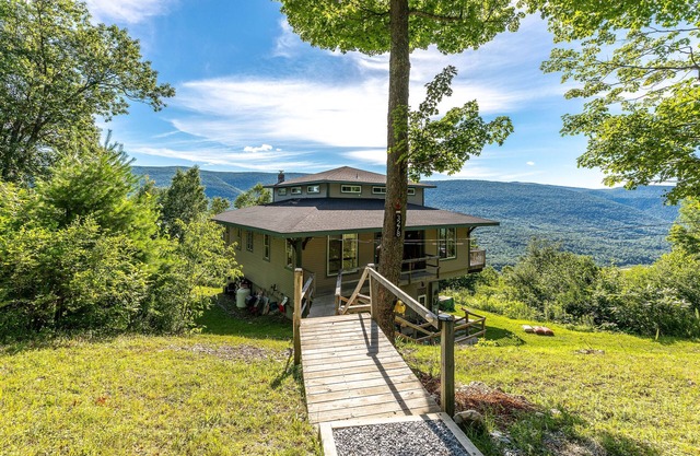 Idyllic dog-friendly mountain retreat with firepit & balcony views - near skiing