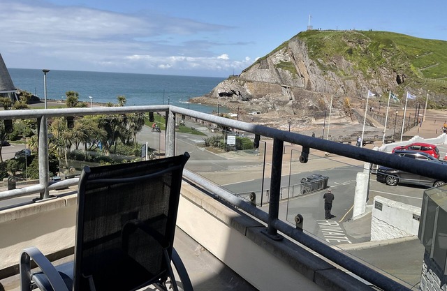 ILFRACOMBE - STUNNING SEASIDE 2 BED FIRST FLOOR APARTMENT WITH SEA FRONT VIEWS.