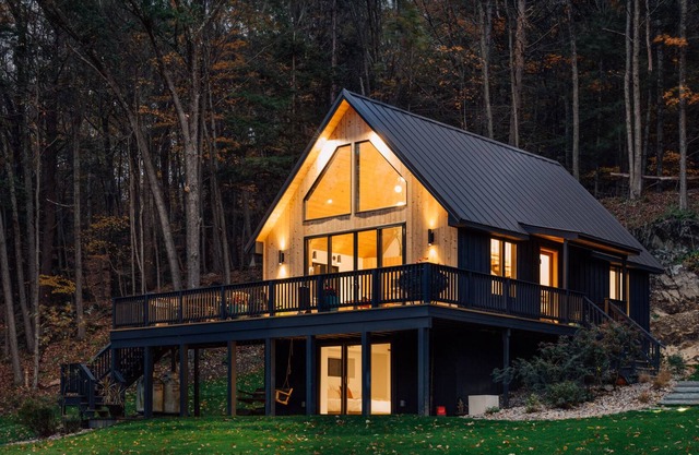 Immaculate, Secluded Cottage w/Pond, Close to Town