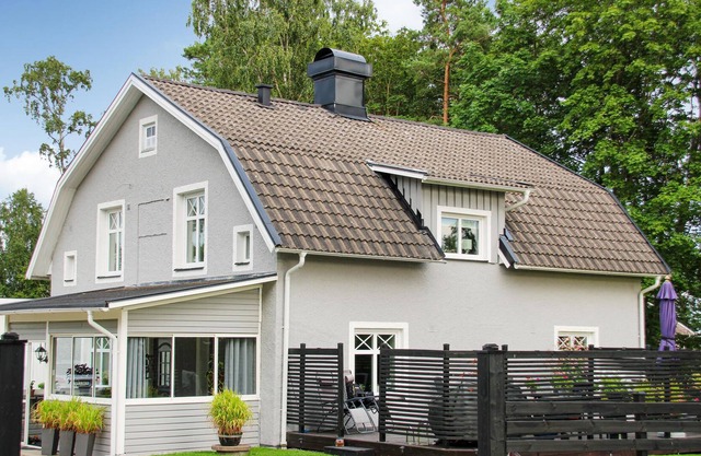 In a rural location, this beautiful and spacious vacation home welcomes you.