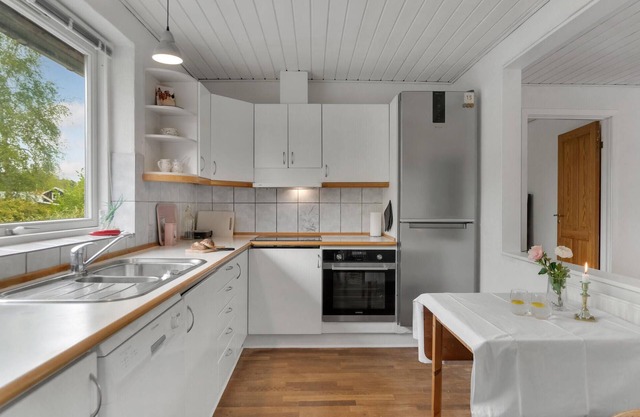 In this attractive vacation home you can look forward to a wonderful time near the sea.