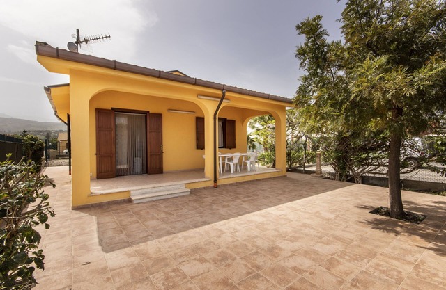 Independent villa near the sea, fenced with garden and internal parking