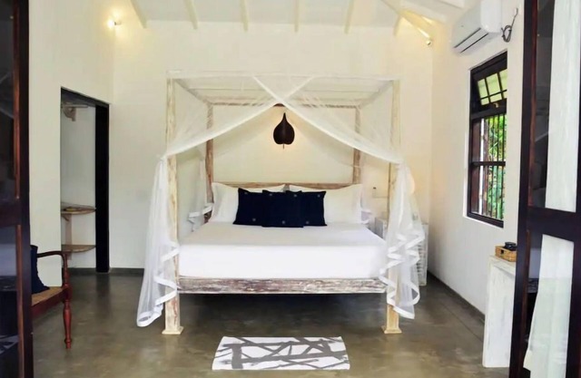 Intimate Bungalow in Jungle Garden 10 min to Beach