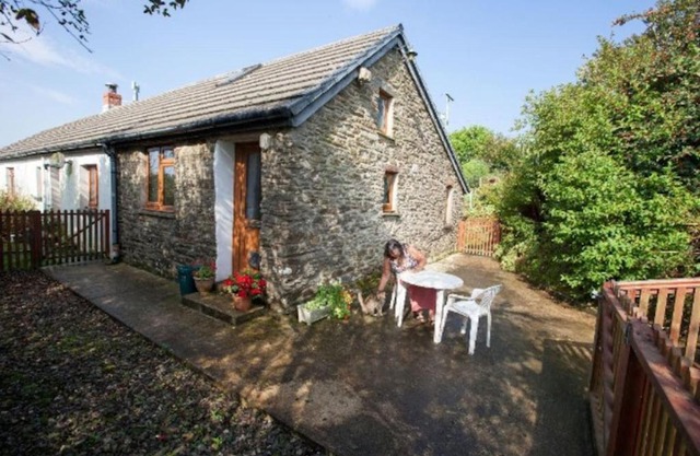 Inviting 2-Bed Cottage in Newcastle Emlyn