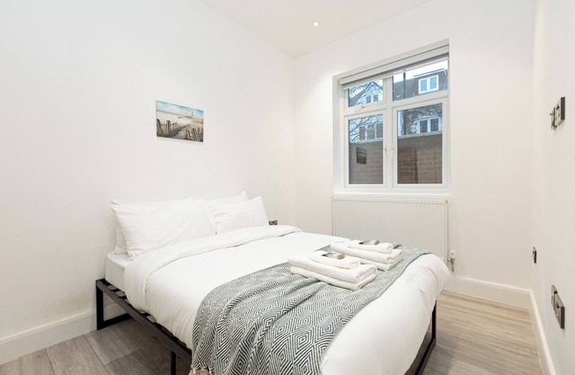 Inviting 2BR flat in Chiswick, 10-minute station