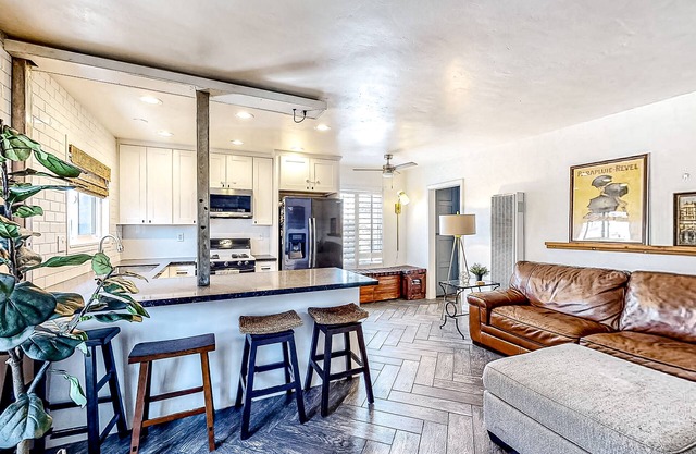 Inviting apartment with grill, balcony, full kitchen, & W/D