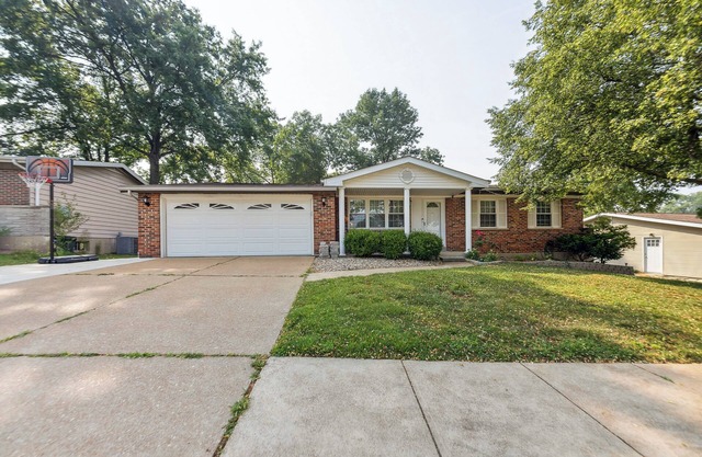 Inviting St Louis Home w/Deck Near Forest Park!