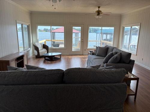 Island getaway 11 beds 4 bedrooms