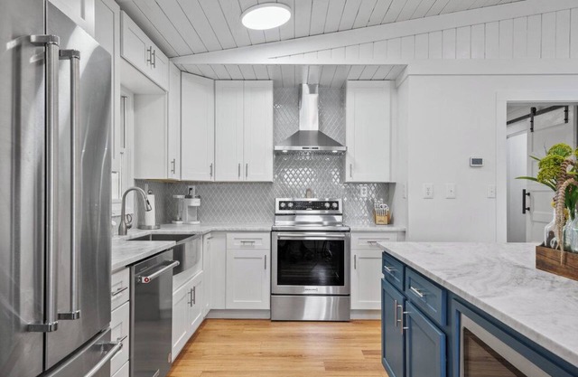 It’s a Shore Thing! Lakefront Retreat on Watts Bar Lake -Dock, 1500 sq ft decks