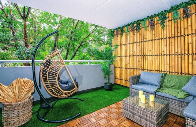 Jacks Unique Central Lodging w Pool, Gym & Parking