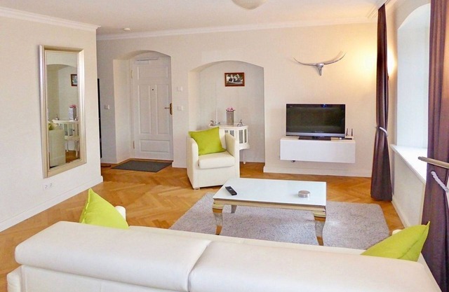 Jagdschloss WE 1: comfortable and high-quality furnished 2-room apartment
