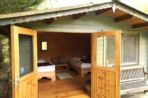 Jolie cabane avec vue magique sur la montagne