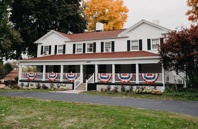 Julia's Bed & Breakfast 6500 Sq Ft. Sleeps 16 with 8 Bathrooms