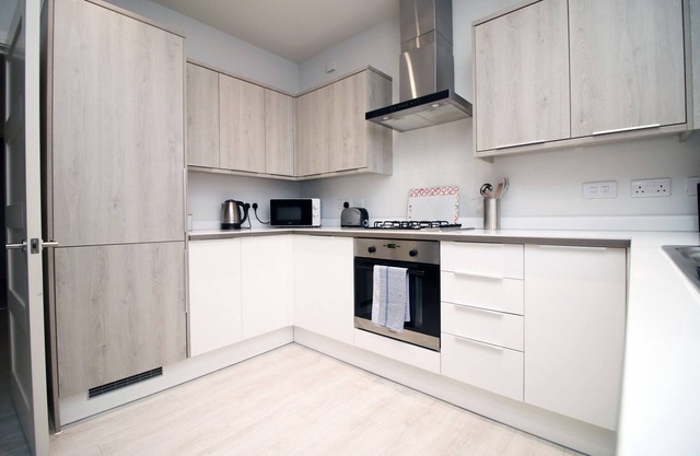 K Suites - Modern 2 BR Apt with FREE Parking in Bridgwater