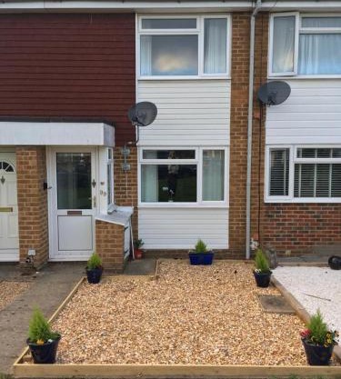 KB99 Comfy 2 Bedroom House in Horsham, pets very welcome with easy links to London and Gatwick