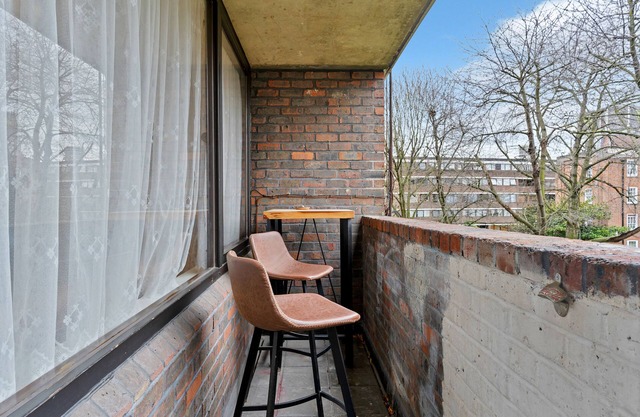 Kensington 3 bedroom flat close2subway