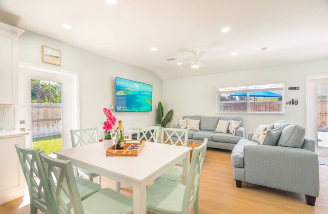 Key Largo Style Hideaway Minutes From Beach!