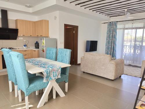 Kikambala Luxurious Two Bedroom - Beachfront, Swimming pool View, WiFi, Smart TV, Ample Parking, 24Hr Security