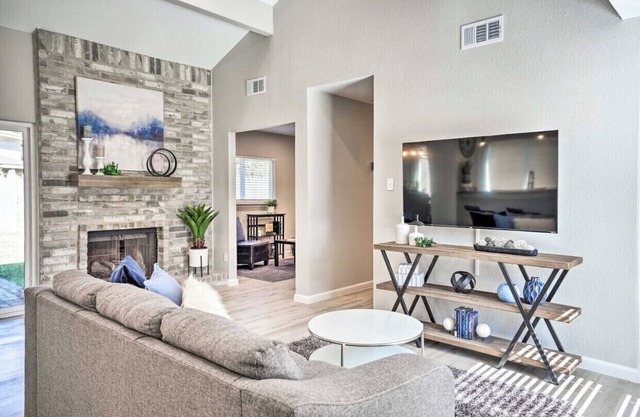 King Bed + Office & SUPER Fast WiFi + Stylish Stay