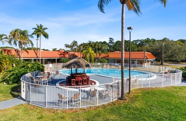 King Deluxe | Family Friendly w/ Free Coffee and Tea | Vero Beach Inn and Suite