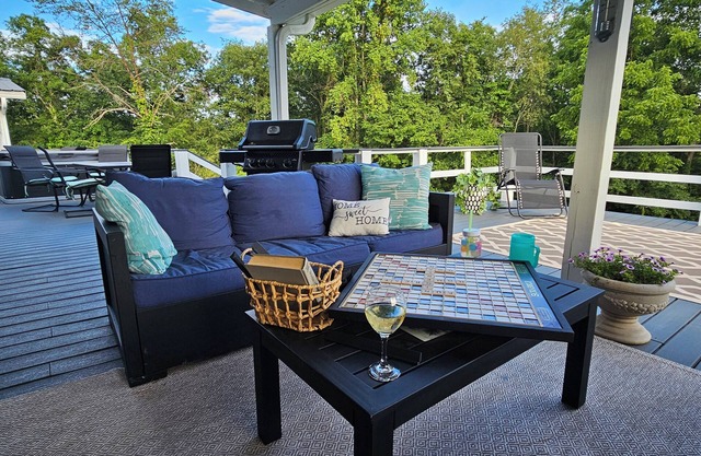 King Suite: 3 Bedrooms, 2 Baths, Jacuzzi, on a Nigerian Dwarf Goat Petting Farm!