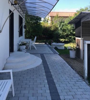 Lägenhet med trädgård och egen parkering